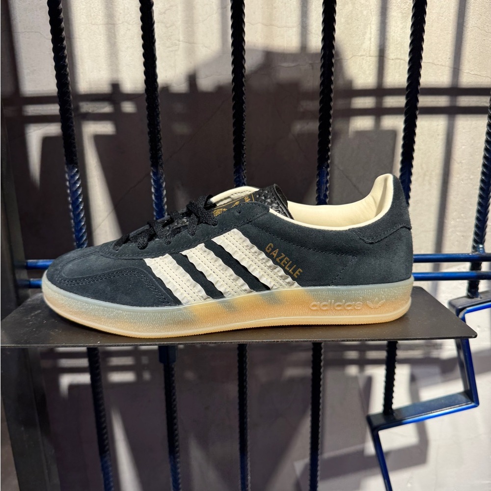Adidas Gazelles with Lace Stripes - Picture 2 of 3